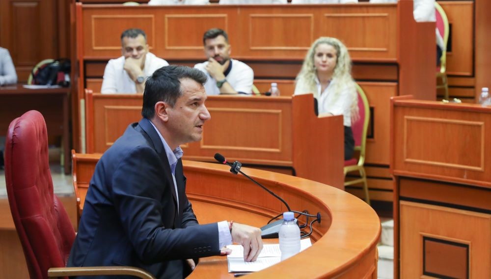 Veliaj: Rriten pagat per punonjesit e bashkise dhe edukatoret